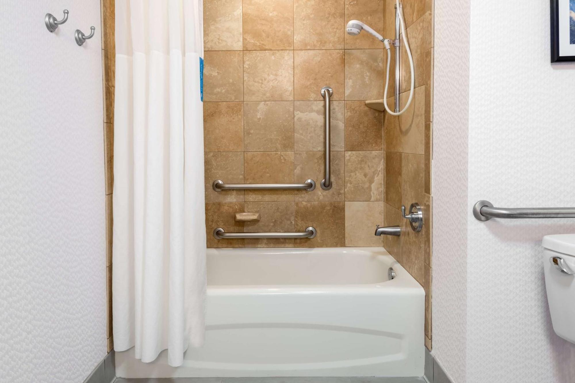 Hampton Inn & Suites Buffalo/Downtown Екстериор снимка